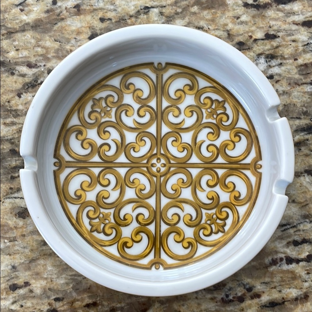 🌎Georges Briard Round Porcelain Ash Tray with a Gold Tone & Wheat Colored Decor